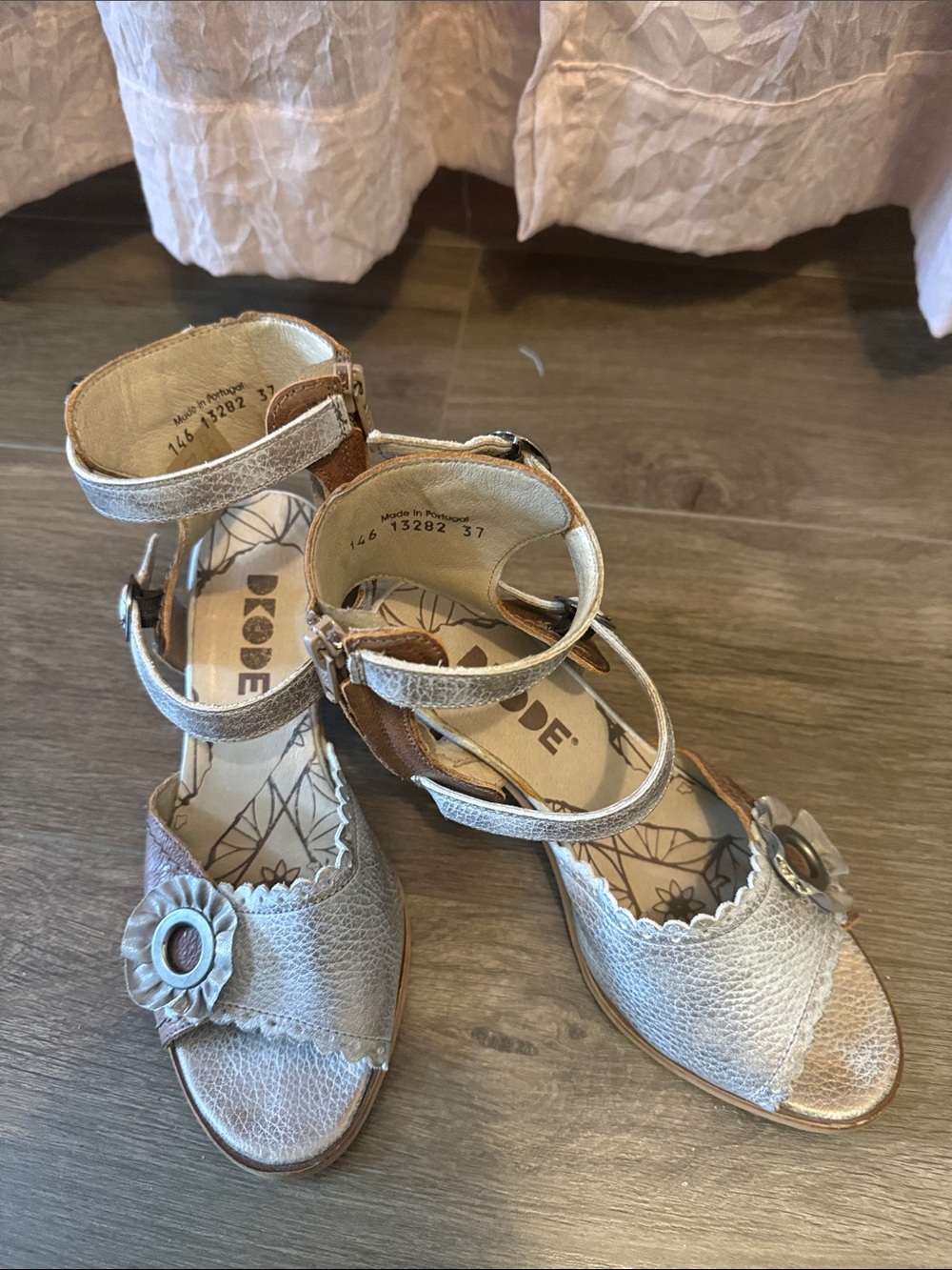 Girls Metallic Silver Flower Strap Sandals - KODE